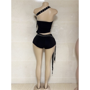 PEEQI K25L71480 ชุดใหม่มาแรง เสื้อครอปแต่งหมุดทรงไม่สมมาตรและกางเกงขาสั้น ชุดเซ็ต 2 ชิ้นสำหรับผู้หญิง สไตล์ Y2K - Product Image 3