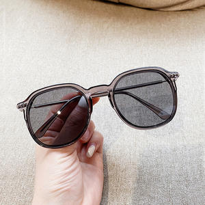 Gafas de Sol Qianai con Marco Amarillo de PC, Protección UV400, Remaches de Puntos, Lentes de Moda para Mujer, Tipo 3, Lentes AC F5-6061 - Product Image 2