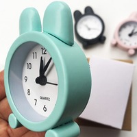 Bunter Twin Bell Analog Schreibtisch Wecker Niedliches kleines traditionelles Design mit Quarz Motiv Mini Tisch uhr für Bett