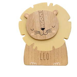 Hucha <span class=keywords><strong>de</strong></span> Madera Hecha a Mano para Niños - <span class=keywords><strong>Caja</strong></span> <span class=keywords><strong>de</strong></span> <span class=keywords><strong>Ahorros</strong></span> Portátil Ecológica con Nombre Grabado Personalizado, Regalo <span class=keywords><strong>de</strong></span> <span class=keywords><strong>Navidad</strong></span> para Niños y Niñas - Product Image 1