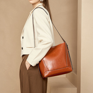 Sac seau en cuir véritable pour femme, large bandoulière, style vintage, résistant à l'eau, fermeture éclair, hiver 2025, usage quotidien - Product Image 3