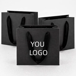 Bolsa de Papel Kraft Personalizada con Logotipo de Marca Impreso, Negra, Laminada, Resistente a la Humedad, Reutilizable, para Regalos y Ropa - Product Image 1