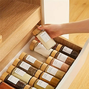 Vente en gros d'étiquettes de pots à épices de 4oz Récipients de cuisine autocollants Pots à épices en verre carrés de 120ml avec couvercles en bambou - Product Image 1