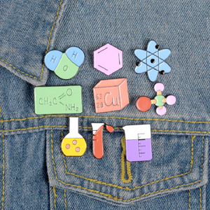Broche de formule moléculaire chimique de dessin animé personnalisable mignon bécher réaliste flacon de tube à essai émail doux pour épinglette pour métal - Product Image 2
