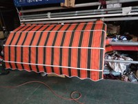 Auvent commercial manuel autoportant rétractable coupe-vent personnalisable de type dôme français, fabriqué en Chine, avec structure en aluminium et toile en polyester