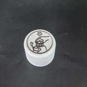 Bouchon CRC à fermeture résistante aux enfants en plastique nervuré de 28 mm, impression noire, à pression, pour flacons cosmétiques - Product Image 1