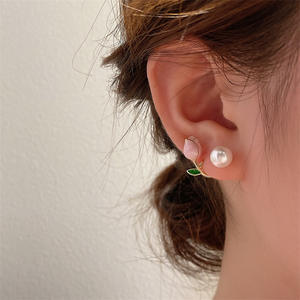 Boucles d'oreilles clous tendance 2025 en forme de tulipe, style frais et polyvalent, vente en gros - Product Image 2