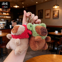 Poupée Capybara en peluche avec casque fraise, inspirée des influenceurs, rembourrée en coton PP, porte-clés, pendentif de sac à dos, petit cadeau, à partir de 14 ans, TOYI