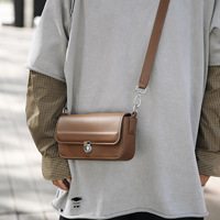 Sac messager classique en PU léger et portable pour homme, avec fermoir en D, couleur unie, à rabat, sac bandoulière pour le travail quotidien et les loisirs