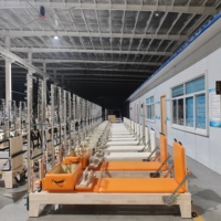 Máquina de Pilates Reformer de Madera de Roble Personalizada de Estilo Moderno con Torre, Diseño Contemporáneo y Plataforma Acolchada para Gimnasio o Estudio Privado