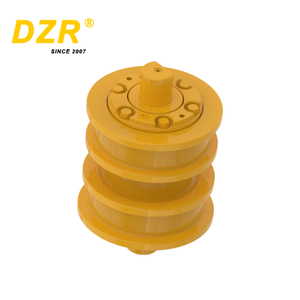 Высокопрочные запчасти для бульдозеров: опорный каток (нижний каток) с двойным фланцем для <span class=keywords><strong>John</strong></span> <span class=keywords><strong>Deere</strong></span> 950K - Product Image 1