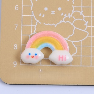 Breloques populaires en résine en forme de nuage souriant mignon avec perles, breloques en résine pour coques de téléphone, breloques en résine en gros, breloques de dessin animé en résine arc-en-ciel pour la décoration - Product Image 6