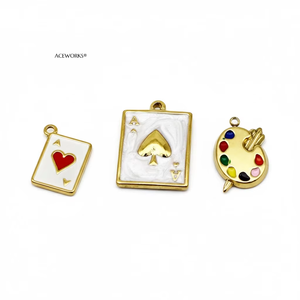 ชิค มินิส์ |   จี้เคลือบสีทอง 18K PVD บนสแตนเลสสตีล |   รองเท้าส้นสูง, รองเท้าบูทคาวบอย, แว่นกันแดด, กระเป๋าถือ และพาเลท - Product Image 3