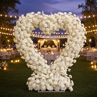 Arche de mariage en forme de cœur avec roses artificielles et structure en fer pour la décoration de fond de cérémonie