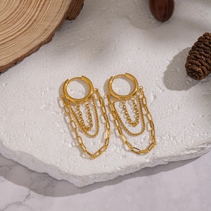 Boucles d'oreilles pendantes en acier inoxydable plaqué or PVD avec pampilles et lignes géométriques, vente en gros - Product Image 3