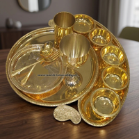 Service de table traditionnel en laiton écologique avec assiettes Thali, bols, cuillères en verre et motifs incrustés d'or pour mariage