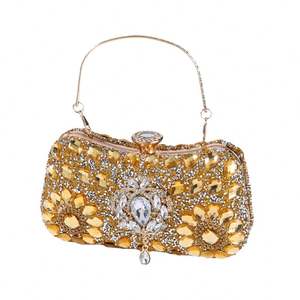 Sac bandoulière tendance pour femme orné de perles et fait main - Product Image 1