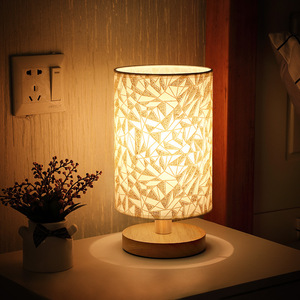 Lampe de bureau USB en bois massif nordique avec décoration en tissu, lampe de chevet pour chambre à coucher, étude, maison, lumière LED nocturne, vente en gros, décalcomanie créative - Product Image 4