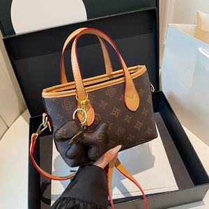 Bolso tote clásico con estampado de marca, bolso bandolera de un solo hombro para mujer a la moda, bolso elegante esencial para el viaje diario. - Product Image 4