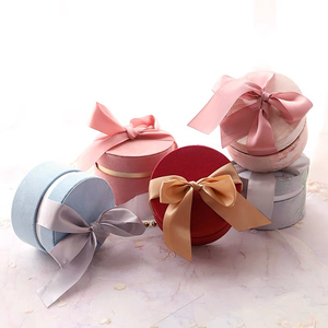 Caja de Regalo de Lujo Reciclable para Set de Labiales, Cajas de Maquillaje Cosméticas Hechas a Mano, Caja de Regalo para el Día de San Valentín con Grabado, Laminación Mate y Cierre Magnético - Product Image 1