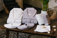 Ensemble de peignoirs thermiques de luxe en coton absorbant avec logo brodé, col en V et fermeture à cordon pour hôtel et spa