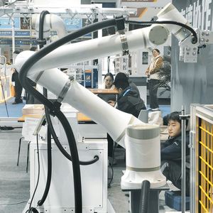 Bras robotisé articulé à 6 axes HWINT à livraison rapide et à économie d'énergie pour l'empilage de cartons, l'emballage et le transfert en usine - Product Image 1