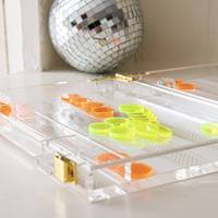Jeux de backgammon blancs en acrylique Lucite transparent de haute qualité avec des puces orange et jaune