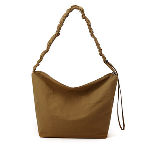 Bolso de Hombro Cruzado de Nylon Suave con Cordón y Cierre de Cremallera para Mujer, Diseño Nube, Primavera 2025, Beige Caqui - Product Image 5
