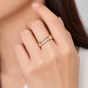 Bague en acier inoxydable doré avec zircon, plaquée or 14 carats sous vide, large, à cannelures biseautées, avec bande fixe - Product Image 5