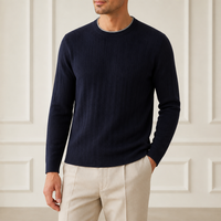 Maßgefertigter Herren-Zopfmusterpullover mit Rundhalsausschnitt aus Reiner Wolle mit Faux-Layered-Kontrastbesatz Warm OEM ODM Direkt vom Hersteller Private Label