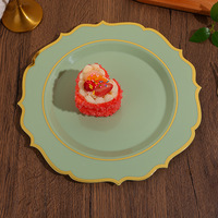 Assiettes vertes sauge festonnées d'inspiration vintage avec bordure dorée fine, vaisselle réutilisable et jetable pour les célébrations printanières
