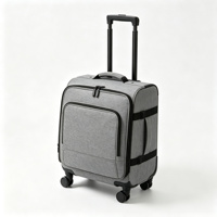 Valise à roulettes en tissu gris avec organisateur à plateaux superposés, séparateurs réglables, poignée télescopique souple et roulettes fixes verrouillables