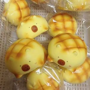 ตุ๊กตาหมีหัวโตบีบรูปขนมปัง-ของเล่นบีบ PU นุ่ม ลดความเครียด บีบแล้วคืนรูปช้า สำหรับเด็กและวัยรุ่น - Product Image 4