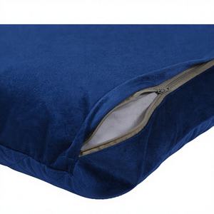 Housse de coussin en coton flammé 100% coton, motif floral moderne, imprimée à la main, anti-acariens, anti-bactérienne, rouge impérial - Product Image 1