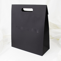 Sac en papier kraft noir de luxe à poignée découpée, personnalisé pour le shopping, emballage de parfums, cosmétiques, beauté, cadeau, vente chaude, pas cher, à poignée plate