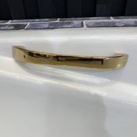 Baignoire à immersion de luxe de style traditionnel en fonte de 1400 mm, à encastrer, avec drain intégré et poignées dorées, pour appartement