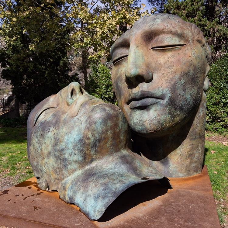 屋外庭用カスタムモダン装飾銅彫刻 大型人間半立体アート