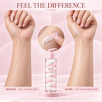 Lotion corporelle rose et blanche à double tourbillon, texture crème bicolore visible, soin hydratant doux et emballage haut de gamme