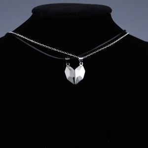 Collier à chaîne avec pendentif magnétique en forme de cœur au design inspirant pour les amoureux - Fiançailles, mariage, anniversaire, plaqué argent - Product Image 2