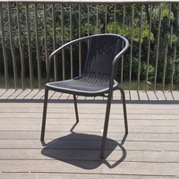 Chaise longue pliante inclinable avec accoudoirs incurvés et cadre de support croisé