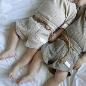 Ensemble de vêtements personnalisés pour bébé garçon et bébé fille, ensemble décontracté uni à manches courtes en tissu gaufré, vêtements d'été unisexes pour bébé avec étiquette - Product Image 3