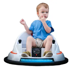 DIY स्टिकर रेसिंग कार 6V बच्चों के खिलौने इलेक्ट्रिक राइडिंग बम्पर कार आरसी एलईडी लाइट्स और 360 डिग्री रोटेशन 2 ड्राइविंग मोड के साथ
