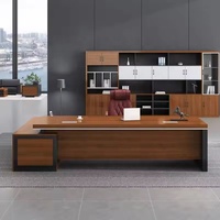Bureau de direction moderne en forme de L avec surface en bois, base noire et retour de style bloc