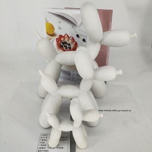 Venta al por mayor 9/10/24/30CM globo fluido perro blanco embrión marea jugar resina arte adornos DIY globo fluido perro - Product Image 1