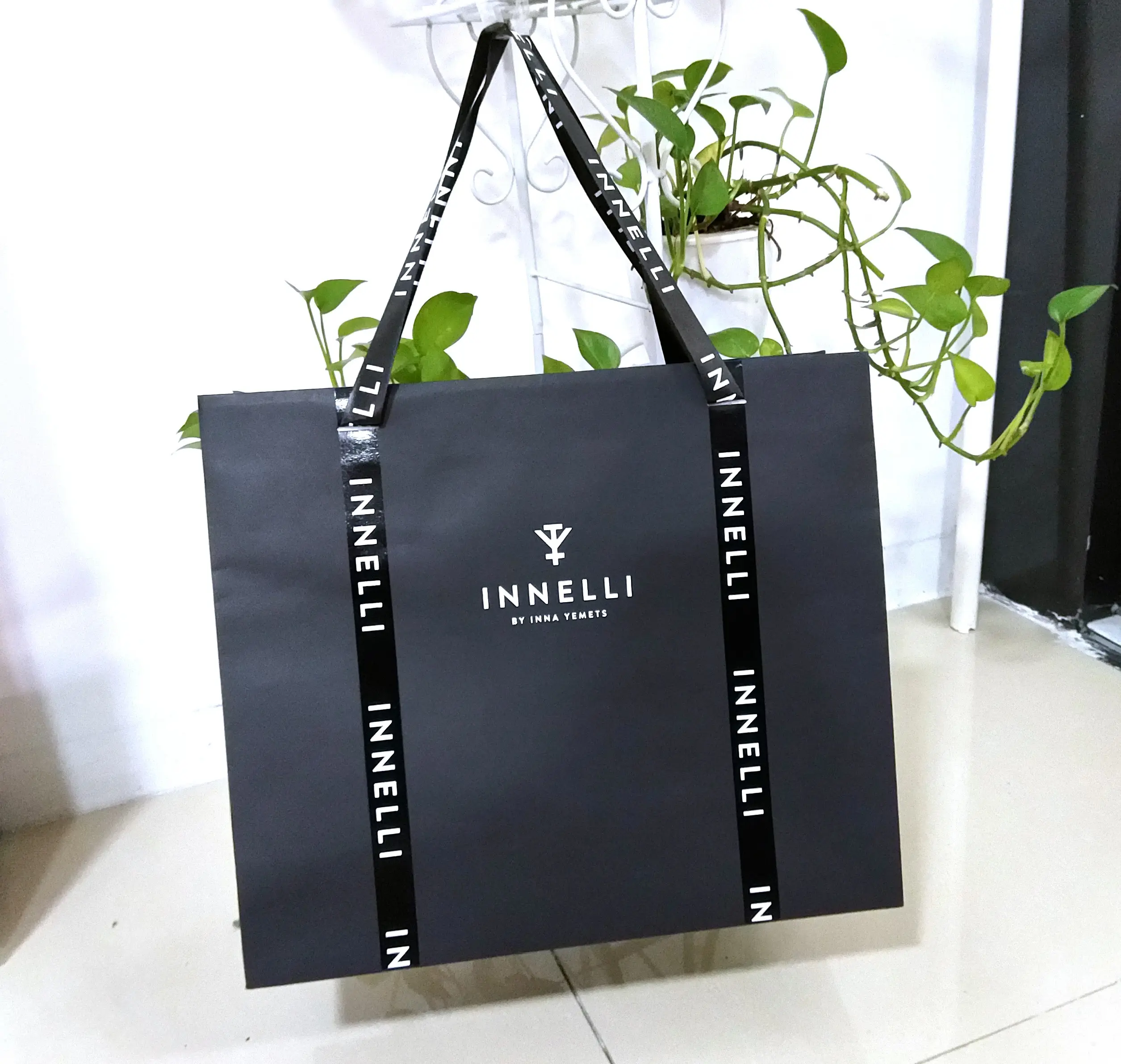 럭셔리 디자인 블랙 카드 종이 가방 로고 선물 포장 종이 가방 새틴 로프