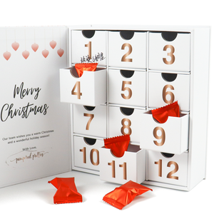 Calendrier de l'Avent de Noël rose avec des numéros estampés or et des paquets de bijoux rouges pour carte de vœux de Noël - Product Image 2