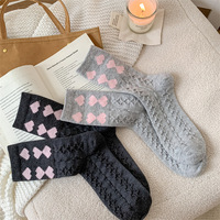 Chaussettes douces et chaudes en velours nuageux pour femmes, chaussettes mi-mollet pour l'automne et l'hiver, chaussettes en forme de cœur pour l'extérieur