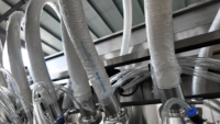 Machine de remplissage, de bouchage et d'étiquetage électrique de type linéaire 5-30L avec servomoteur pour huiles lubrifiantes et boissons, pour bouteilles en verre et fûts