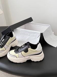 รองเท้ากีฬาแบรนด์ดีไซเนอร์สุดหรูสำหรับผู้ชายและผู้หญิง รองเท้ากีฬาเสริมส้นพื้นหนาสำหรับฤดูใบไม้ผลิ รองเท้ากีฬาที่ใส่สบาย - Product Image 4