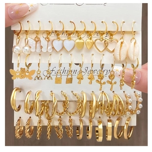 Venta al por Mayor de Aretes de Moda en Oro Metálico con Perlas para Mujer, Aretes Geométricos Punk con Cristales y Círculos Colgantes - Product Image 1